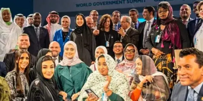 صورة جماعية للقادة الشباب العرب المدعوين للنسخة الثانية من الاجتماع العربي للقيادات الشابة مع وزراء الشباب من الدول العربية، دبي 2023