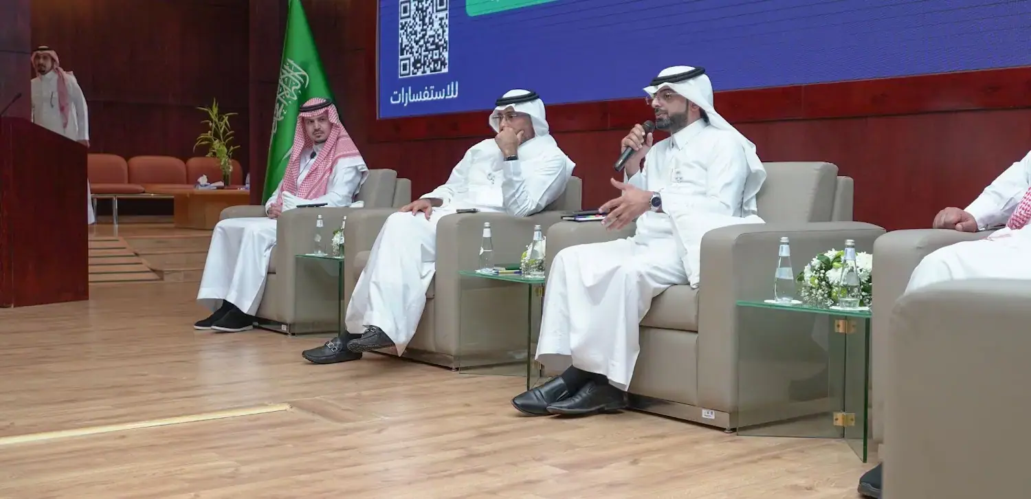 ضيف حوار على مسرح معهد الإدارة العامة بالدمام أثناء استقبال وفد النسخة الثالثة من برنامج «لامع» البحريني