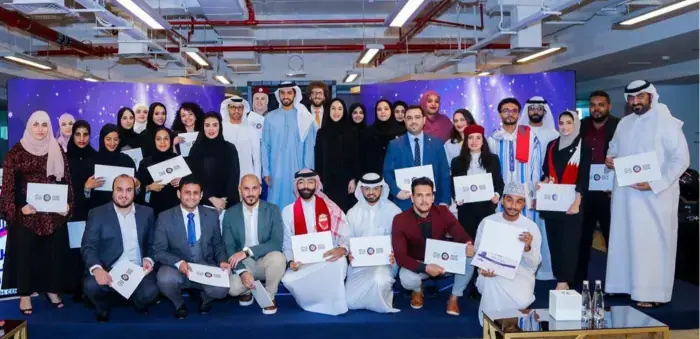 صورة جماعية لخريجي النسخة الثانية من بودكاست الشباب العربي مع نواب رئيس مركز الشباب العربي، أبوظبي 2022